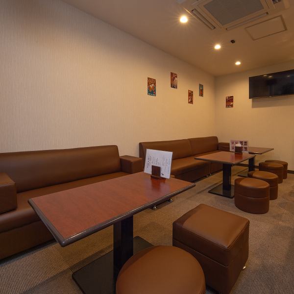 4名様掛けのテーブル席を3卓完備しており、友人同士の飲み会や女子会、ご家族での食事に幅広く対応します。広めのテーブルで、種類豊富なクレープや韓国系スイーツ、ボリューム満点の肉料理を囲みながら、賑やかに食事を楽しめるのが魅力です。