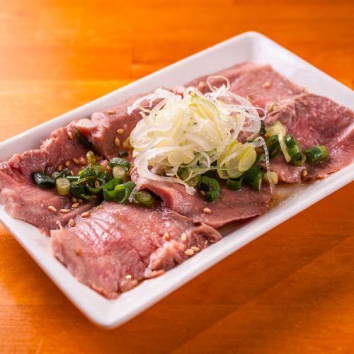 ジューシー食感と風味を楽しむ旨味抜群の絶品タン刺しを特製ダレで♪