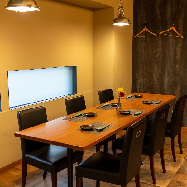 【少人数宴会におすすめ◎】贅沢な空間でゆったりとお食事を楽しめるテーブル席は、ご家族やご友人とのご利用におすすめです。鉄板で織りなす至福の時間をお過ごしください。8名様以降で貸し切り可能です。