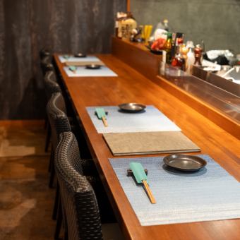 落ち着いた雰囲気の中、鉄板で焼き上げる料理を目の前で楽しめる贅沢なひとときをお過ごしください。会話も弾む心地よい空間で、特別な時間をぜひご堪能ください♪