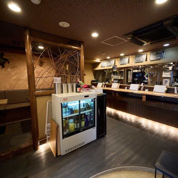 店内はしっとりと落ち着いた雰囲気が漂い、大人でも大満足できる洗練された空間が広がっています。立ち飲み屋という気軽なスタイルでありながらも、上質なワインと絶品の洋食をゆっくりと味わえるのが当店のこだわりです。一日の締めくくりに、美味しいお料理とお酒で贅沢なひとときをご提供します。