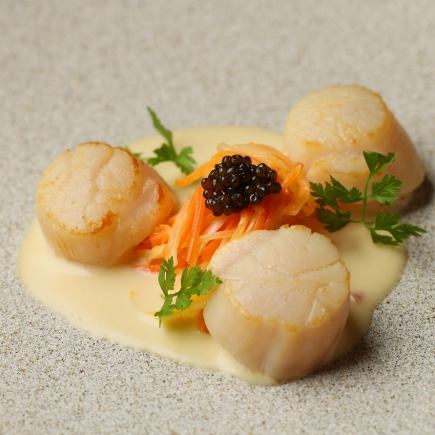 【包含北海道扇贝和100克国产牛肉】时令套餐，共12道菜，9800日元（含税）