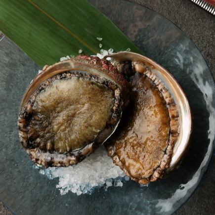 【包含活鮑魚和100克國產品牌牛肉】時令套餐，共12道菜，11800日圓（含稅）