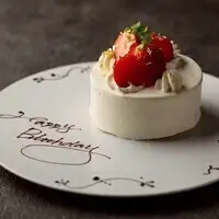 ♯흑모 일본소와 계절의 생선, 홀 케이크 첨부♯ 기념일 특별 코스 전 13품 13000엔(부가세 포함)