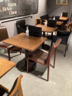 ゆったりとした椅子が特徴のテーブル4名掛け×2席、2名掛け×3席