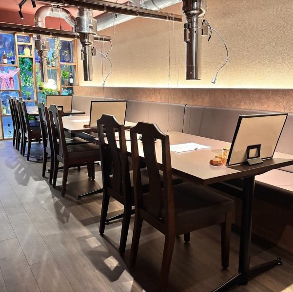 18名までの大規模宴会にも対応可能です！各席にはブラインドを設置しているため、少数の宴会でも周りを気にせずプライベートなお食事もお楽しみいただけます！