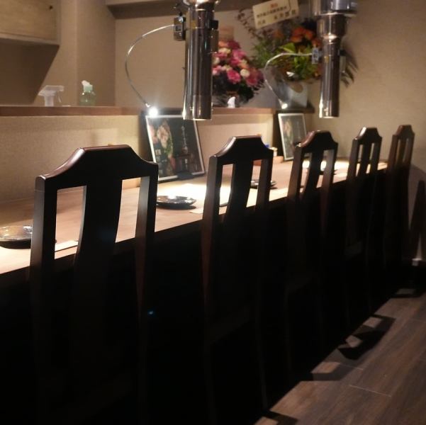 カウンターも6席落ち着いた雰囲気の中で、ゆったりと食事とお酒をお楽しみいただけます！