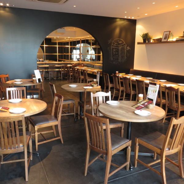 スタイリッシュな店内は雰囲気もよく、デートやご家族での利用に最適です♪清潔感と開放感たっぷりの空間で、可愛い丸テーブルはカップルや女子にも人気！その他にもソファ席やカウンター席などシーンに合わせて様々な席タイプをご用意◎ランチやディナーなどお気軽にお待ちしております！