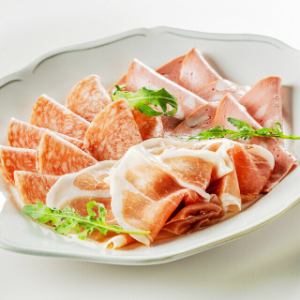 살라미와 햄의 모듬