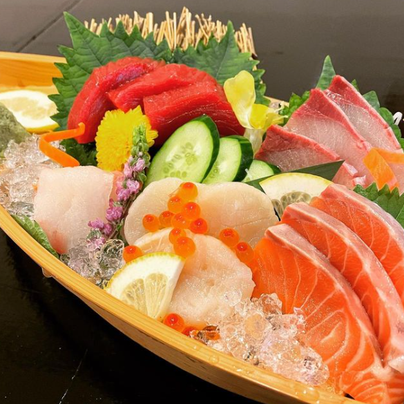 使用新鮮魚類的各種魚類菜單♪生魚片種類豐富，還有油炸食品、燒烤食品、海鮮蓋飯等◎