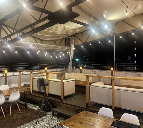 夜景を一望できるソファー席（追加料金1人＋1000円）もご用意しております。テラス×ソファーでゆったりとした空間でお料理をお楽しみ頂けます！