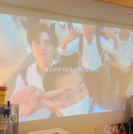 大部屋には大型スクリーン＆プロジェクター完備！会議やお客様の好きな動画や画像を流せます。