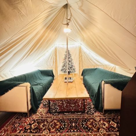 テントの中にソファー席完備！暖かい暖房付きで冬でも外で楽しめます。