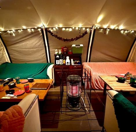綺麗なイルミネーションがが飾ってあるテント席でみんなでワイワイ☆日本酒、赤ワイン、熱燗マシーン、カードゲーム完備。テントの中は暖房でとても暖かいので長時間居たくなります。延長３０分５００円で可能