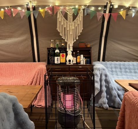 綺麗なイルミネーションがが飾ってあるテント席でみんなでワイワイ☆日本酒、赤ワイン、熱燗マシーン、カードゲーム完備。テントの中は暖房でとても暖かいので長時間居たくなります。延長３０分５００円で可能