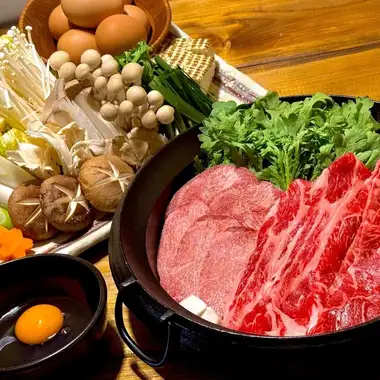 【包含2小時暢飲】由專營牛舌和國產和牛的烤肉店精心製作的壽喜燒套餐 ★ 共6道菜 7500日圓（含稅）