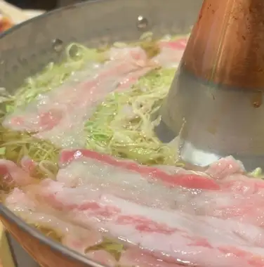 【包含2小时畅饮】黄金汤底涮涮锅套餐，选用天然猪肉和卷心菜，完美搭配！