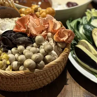 【包含2小时畅饮】摔跤手风味药膳火锅套餐：享用鸡汤和麻辣汤中的珍稀蘑菇！