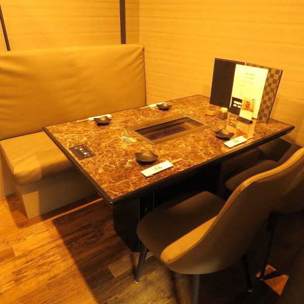 最大15名様までOKのテーブル席はこちらも個室でご利用可能です。会社宴会や飲み会などにピッタリです。