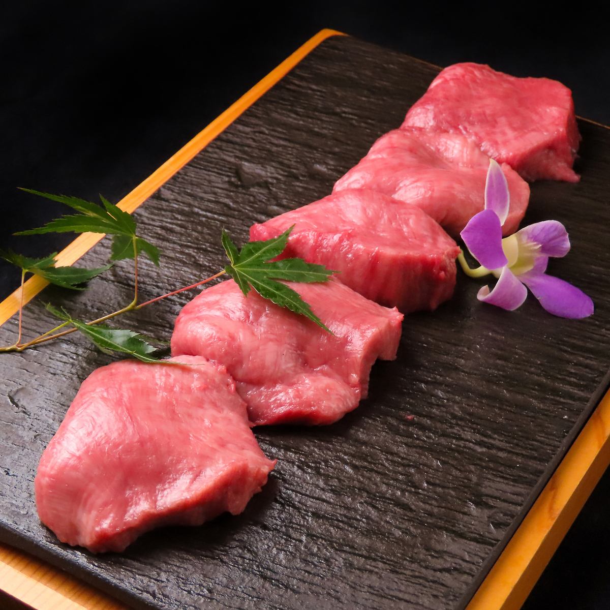 和牛の1種"佐賀牛"のA5最高峰ランクを取りそろえた焼肉店。