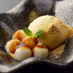 Warabi mochi and soybean flour black honey ice cream