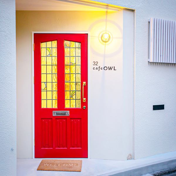 [5 minutes on foot from Tambaguchi Station ◇] A red door on the white wall is a mark ☆ There is no doubt that the tension will rise to the cake showcase immediately after entering! Please feel free to drop in as you can also take out ♪