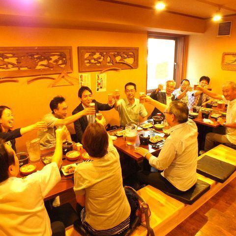 掘りごたつ席でゆっくりと。新鮮な魚と豊富なお酒を堪能！