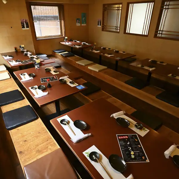 【コース料理はお1人様1皿ずつお出ししますので、お料理を取り分ける必要がございません。】広々した店内！掘りごたつ席とテーブル席ご用意！！宴会はとら吉で♪【飲み放題付き宴会コース】3500円～ご用意！