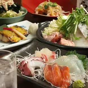 【高級套餐】包含 2.5 小時暢飲！ 7 道菜，包括一份火鍋，全部單獨供應，價格為 5500 日元（含稅）。