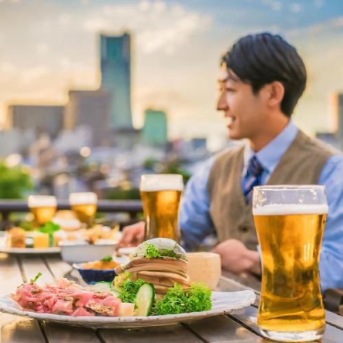Enjoy a blissful moment at the rooftop beer garden under the Shinjuku sky.