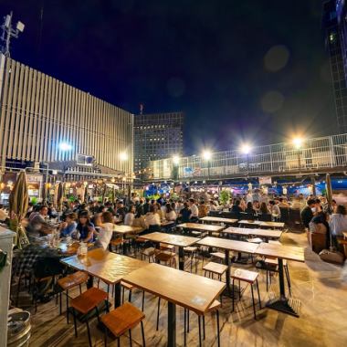 都会の夜風を感じながら食事を楽しめるテラス席。開放的な空間で味わうBBQやシュラスコは格別の美味しさ！昼間は青空の下、夜は美しい夜景を眺めながら、リラックスした時間をお過ごしください。デートや女子会にもおすすめです！