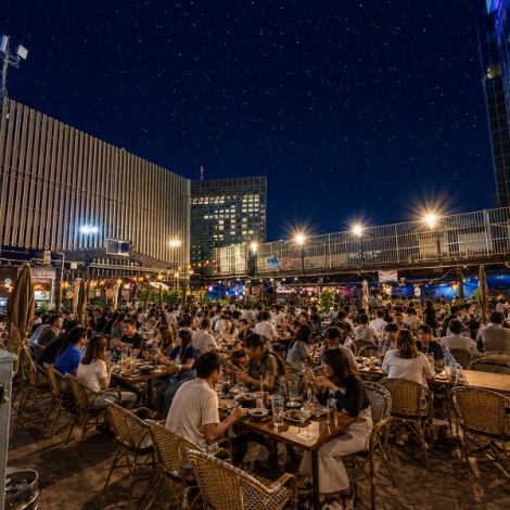 心地よい夜風を感じながら楽しむ屋上ビアガーデン。目の前には新宿ならではの夜景が広がり、ビールやBBQをさらに美味しく演出します。仕事帰りの飲み会や仲間との集まりにもぴったりの開放空間です。