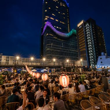 地理位置絕佳,可近距離欣賞新宿摩天大樓的景色。屋頂空間在燈籠的映照下,營造出彷彿置身國外屋頂酒吧的氛圍。一邊欣賞開闊的景色,一邊享用燒烤和國際啤酒,度過一段輕鬆愉快的時光。