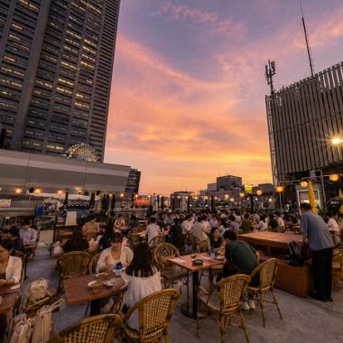 這是一個很受情侶歡迎的座位,您可以獨自欣賞新宿的夜景。一邊享受燒烤、烤肉和各種飲品,一邊感受宜人的晚風,度過一段輕鬆愉快的時光。它也推薦用於約會、週年紀念日和生日等特殊場合。