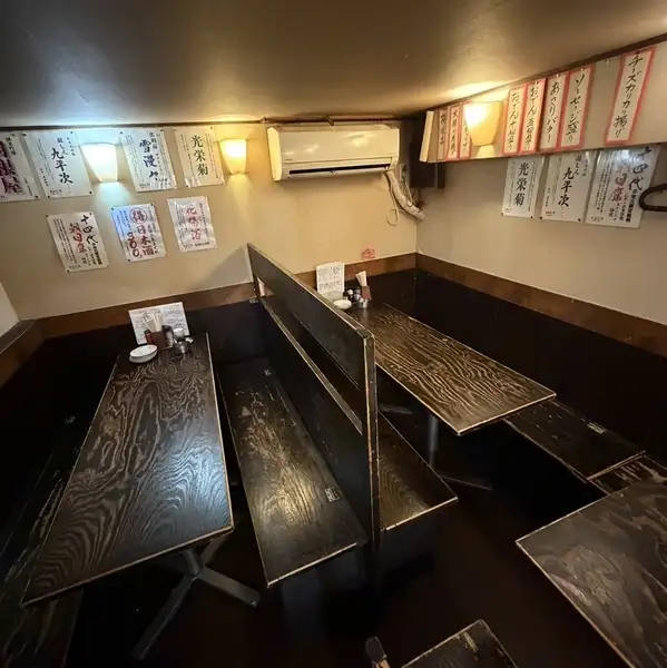 広々とした開放的な店内は、会社の仲間や友人との宴会にぴったりな賑やか空間です！美味しいおでんや焼鳥を囲めば、自然と会話も弾んで笑顔が溢れます♪飲み放題付きのボリューム満点なコースもご用意しているので、幹事様も安心◎みんなでワイワイ食べて飲んで、最高の思い出を作りましょう！