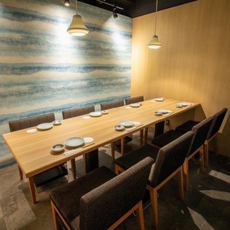 【8名様用 テーブル式完全個室】女子会や合コン、友人や同僚との飲み会などにオススメの完全個室です。和モダン調のゆったりくつろげる個室で、会話やお食事をお楽しみください♪ととうおでは豊富なドリンクメニューをご用意。当店ならではの珍しい茶割りをご用意しておりますので、ぜひご賞味ください♪※画像はイメージ