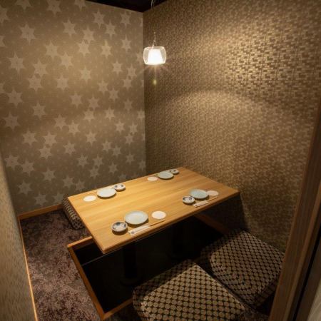 【4名様用 掘りごたつ式完全個室】創作和食や新鮮なお刺身などのお料理と相性抜群なお酒がお楽しみ頂けます。飲み放題は「スタンダード」と「プレミアム」の2種類がございます。スタンダードから+550円のプレミアムは、茶割りや果実酒、豊富な種類の日本酒も対象ですので、お酒も存分にお楽しみください♪※画像はイメージ