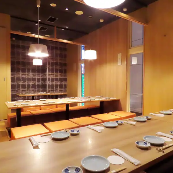 当店は広々とした宴会用完全個室も完備！駅チカですので皆で集まりやすく、全席個室の店内はほかのお客様を気にすることなくお楽しみいただけます。名古屋での歓迎会や送別会、二次会や記念日など大人数での各種宴会・飲み会なら個室居酒屋 ととうおを是非ご利用ください！昼飲みのご予約も承ります◎