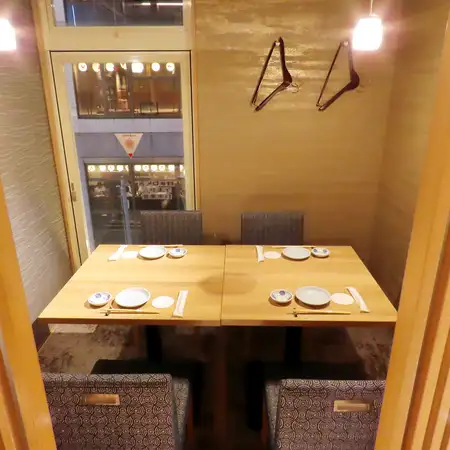 【4名様用 テーブル式完全個室】人気の宴会メニューやお酒に合うこだわりの創作料理をご用意しております。ととうおの人気メニュー「刺身盛り合わせ」や「黒毛和牛の炙り焼き」、こだわりの「握り寿司」などお酒との相性もぴったりのおすすめのお料理を取り揃え!季節ごとの期間限定の逸品もございます♪
