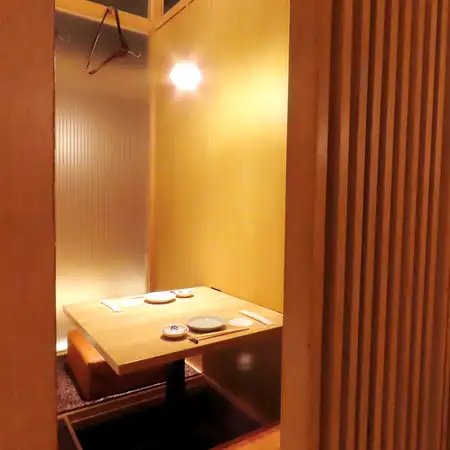 【2名様用 掘りごたつ式完全個室】接待やデートなどに最適な少人数向け完全個室。当店はお客様に満足していただくために、こだわりの鮨や茶割りはもちろん店内のレイアウト・雰囲気づくりにも注力しております!柔らかな照明に照らされ、木の温かみが感じられる個室で、ごゆっくりお過ごしください♪