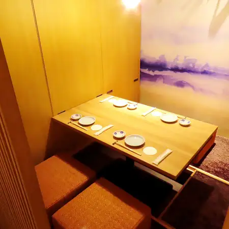【4名様用 掘りごたつ式完全個室】女子会や合コン、ご家族でのご利用にオススメの完全個室です。名駅4丁目店は完全個室による全席禁煙席でのご案内となりますので、煙草の苦手な方やお子様連れの方も安心してご利用いただける個室居酒屋です。お席の配慮もいたしますので、お気軽にご相談ください。