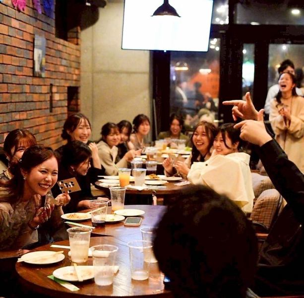 BBQだけではなく、宴会や結婚式の2次会利用にピッタリな空間♪2時間飲み放題付で、お酒メインでおつまみと楽しむ『ライトプラン』から、肉料理までがっつり味わう『プレミアムプラン』まで。お時間や曜日によってはよりお得にご利用も可能です。お料理の内容でご要望があれば柔軟に対応可能なので、まずはご相談ください！