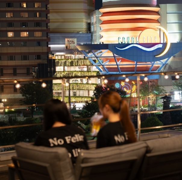 春吉といえば中洲のリバービュー。当店は川沿いのビル5階にあり、屋根付き・冷暖房設備完備のルーフトップテラスをご用意しています。中洲の絶景を見下ろしながらオープンテラスのソファーシート楽しむBBQやお酒は絶品♪12時～翌5時営業で昼から夜まで、好きな時間に中洲の景色を満喫するなら当店へ！