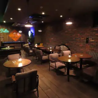 [餐桌座位：2-25人] 宽敞的开放式空间，室内装饰温馨，采用间接照明。这里是举办婚宴后派对的热门场所！菜单和活动细节可以商议，最多可容纳70人。我们也提供私人租赁方案。