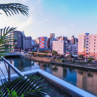 [露台/桌椅：最多可容纳 10 人] 此露台位于大楼顶层（5 楼），可俯瞰中洲。我们推荐我们的“标准套餐”，其中包含六种精心挑选的肉类，直接从肉铺配送！非常适合午餐或餐后小酌♪