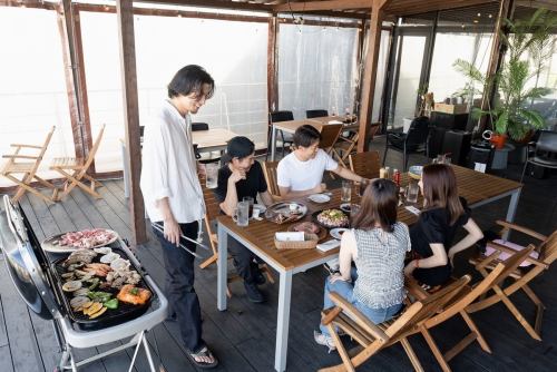 屋根があるから雨の日もBBQができる！手ぶらも持ち込みもOKな2時間飲み放題付BBQプランを豊富にご用意