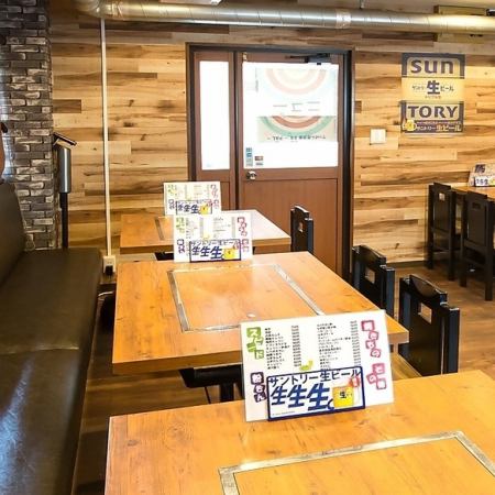 4名がけのテーブル席はご家族でのお食事に