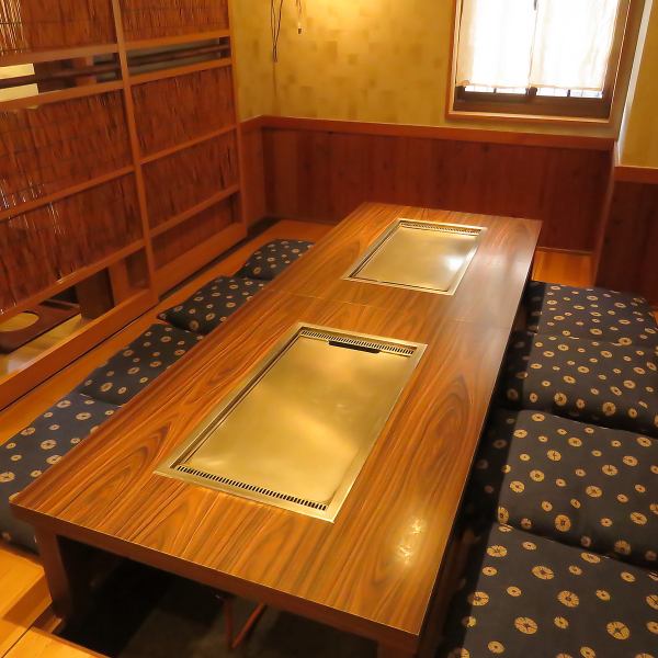 全10席のカウンターは、料理が目の前で出来上がるライブ感を間近で楽しめる特等席です◎職人の鮮やかな手さばきや立ち上る香りは、カウンター席ならではの醍醐味。お一人様でのサク飲みはもちろん、横並びで会話が弾むデートにも最適です。活気溢れる空間で、美味しいひとときをお過ごしください。