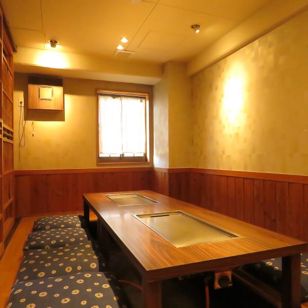 4名様用のテーブル2卓に加え、ゆったり寛げる掘りごたつ席を豊富にご用意♪4名様用が4卓、6名様用が1卓あり、ご家族連れや女子会、賑やかな宴会まで幅広くご利用いただけます◎足を伸ばしてリラックスできる空間なので、お子様連れでも安心です♪素敵な仲間と美味しい料理を囲み、最高に楽しいひとときを！