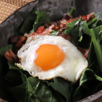 カリカリベーコンほうれん草サラダ